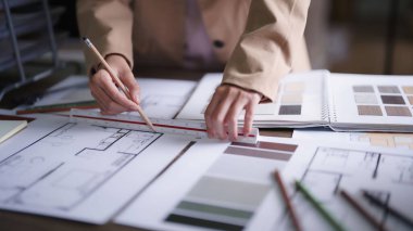 Kadın mimar kalem ve cetvelle iç mimari tasarım ve çizim projesi.