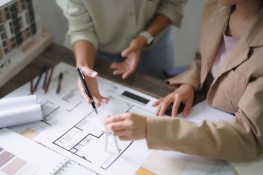 İki kadın mimar iç dizayn projesini tartıştılar ve planda bölücü pusula kullandılar.