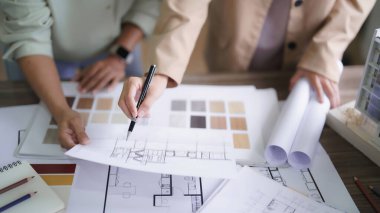 İki kadın mimar, iç mimari tasarım projesiyle ilgili fikir alışverişinde bulunuyor..