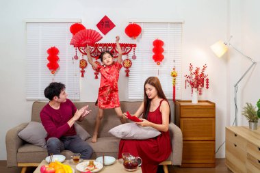 Neşeli bir Çinli aile Çin 'in yeni yılını kutluyor. Aileler şarkı söylerken kızları dans ediyor. Neşeli ve neşeli bir ortam yaratıyorlar..