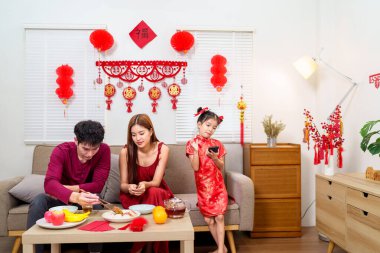 Üç kişilik Çinli bir aile Çin Yeni Yılı kutlamak için bir şenlikli yemek masası hazırlıyor. Kültürel gelenekleri ve aile bağlarını ön plana çıkarıyor.