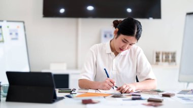 Odaklanmış iç mimari tasarım renk kavramları ve tasarım des 'de malzeme örnekleriyle çalışma