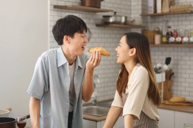 Mutfakta erkek arkadaşına ekmek yedirmeyi seven bir sevgili.