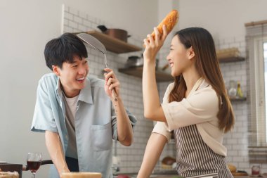 Keyifli bir çift ekmeğiyle birbirine sataşırken aynı zamanda keyifli bir klişede vakit geçiriyorlar.