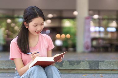 Genç bir Asyalı kadın, kitabında öğrenme ve yazma üzerine odaklanmıştır. Eğitimi, hazırlığı ve üniversitedeki kariyer hedefleri üzerine çalışmalarını sergilemektedir..