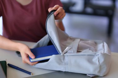 Eğitim, eğitim ve öğrenme konsepti için not defteri, kalem taşıyan Asyalı genç bir kadın. Okul, üniversiteye hazırlık, akademik başarı ve bilgi sağlıyor..