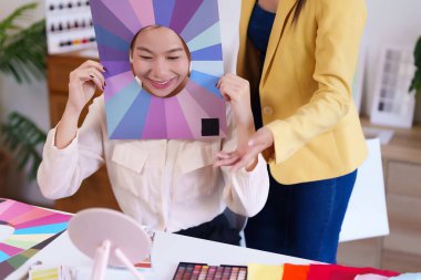 Kişisel renk analizi ile en iyi renklerini keşfet. Renk uyumunun görünüşünü nasıl geliştireceğini öğren. Gururlandırıcı bir gardırop yaratmak için uzman stili ipuçları al.