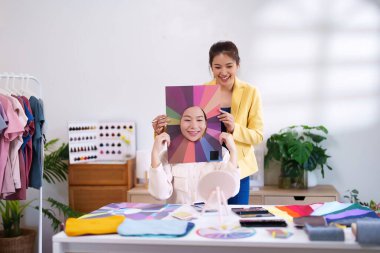 Kıyafet, makyaj ve saç için mükemmel eşinizi keşfedin. Asyalı kadınlar daha iyi tarz ve görünüş için stüdyodaki stilistten kişisel renk analizi alıyorlar..