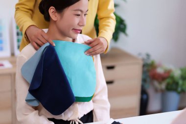 Yetişkin Asyalı kadınlar için kişisel renk analiz hizmetlerini keşfedin. Mükemmel renk tonunuzu bulun ve güzelliği artırın. Kıyafet makyaj renklerini seçmeyi öğrenin.