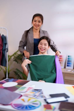 İdeal kişisel rengini Asyalı imaj danışmanlarıyla keşfet. Renk analizi ve mevsimsel paletler ile en iyi görünümü anlayın. Bugün övgü dolu gölgeler bul..