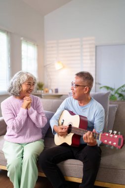 Asyalı yaşlı bir çiftin samimi evlerinde gitar eşliğinde müzik dinleyerek eğlendiği iç açıcı bir sahne. Yaşlı adam aşkla gitar çalıyor..