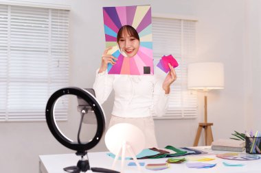 Çevrimiçi Asyalı kadınlara koçluk ederken kendi mükemmel renk paletini keşfet. Renk analizini ve mevsimlik ten rengini en iyi gardıroba uygun şekilde öğrenin..