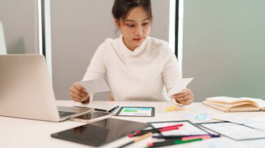 Asyalı yetişkin kadın, dijital proje geliştirme için mobil uygulama arayüzü kablosu çizimi ile kullanıcı arayüzü tasarımcısı olarak çalışıyor.