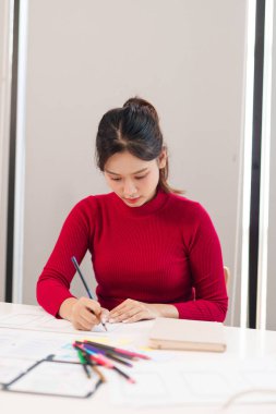 Genç Asyalı kadın UI UX tasarımcısı web sitesi veya mobil uygulama için arayüz fikirleri çiziyor. Yaratıcı kullanıcı deneyimi tasarım süreci çalışma akışı ve gelişimi.