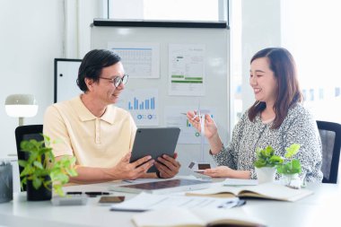Asyalı yetişkin iş adamları çevresel sosyal yönetim girişimlerini yeşil teknolojiyi destekleme ve daha parlak bir gelecek için sürdürülebilir gelişimi tartıştılar