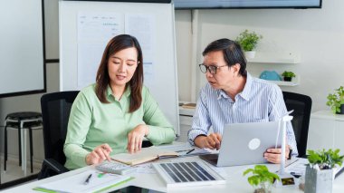 Asyalı işadamları gelecekteki sürdürülebilir büyüme için finansal verileri ve çevresel sosyal yönetim faktörlerini analiz ederler