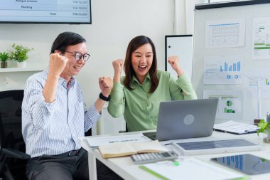 Asyalı iş adamlarından oluşan çeşitli takımlar, güçlü finansal sonuçlarla çevresel sosyal yönetim hedeflerine sevinçle ulaşıyorlar. Ortak sürdürülebilir kalkınma zaferi.