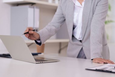 İş raporlarını tartışmak ve şirket ortamında stratejik planlamanın proje detaylarını analiz etmek..