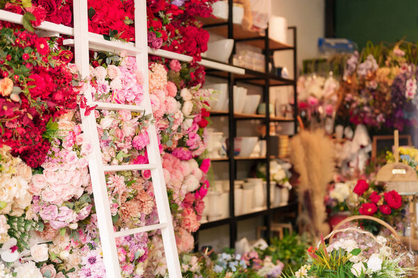 Погрузитесь в цветущий цветочный магазин. Откройте для себя красочные розы гортензии красивые договоренности готовы к покупке. Идеально подходит для декора праздника подарков.