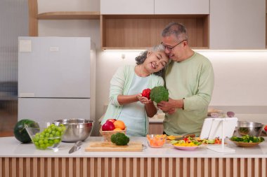 Yaşlı Asyalı çifti sevmek birlikte besleyici yemekler yaratıyor. Sağlıklı bir yaşam tarzı için taze ürünler pişirmekten zevk alıyorum. Mutlu emeklilik hayatı.