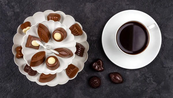 Choklad Praliner Vit Bakgrund Graverad — Stockfoto