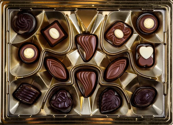 Schokoladenbonbons Goldener Box — Stockfoto
