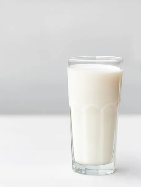桌上放了一杯牛奶 免版税图库图片