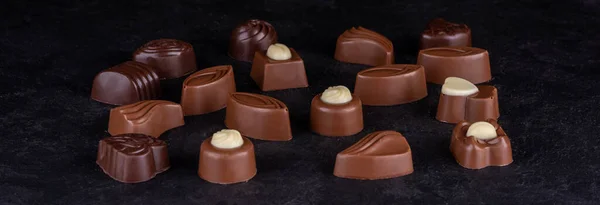 Siyah Arka Planda Çikolatalı Pralinler Telifsiz Stok Fotoğraflar