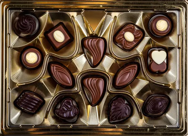 Altın Kutusunda Çikolata Şekerleme Stok Fotoğraf