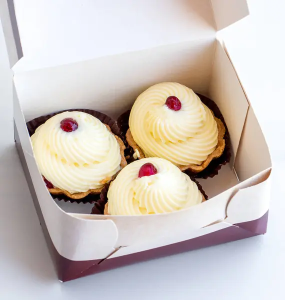 Kağıt Kutuda Kremalı Kekler Mini Tartlar — Stok fotoğraf