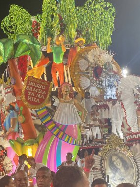 Rio de Janeiro, Brezilya - 20 Şubat 2023: Dünyaca ünlü karnaval alayının enerjisi. Canlı renkler, ritmik vuruşlar ve hayat dolu ruh seni sihirli bir samba dünyasına götürsün..
