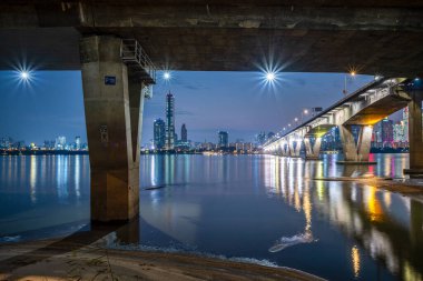 Han Nehri ve Seul şehir manzarası 31 Ekim 2022 tarihinde Güney Kore 'de gece manzarası