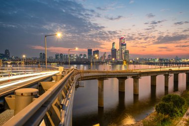 Han Nehri ve Seul şehir manzarası 31 Ekim 2022 tarihinde Güney Kore 'de gece manzarası