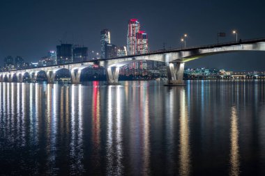 Han Nehri ve Seul şehir manzarası 31 Ekim 2022 tarihinde Güney Kore 'de gece manzarası