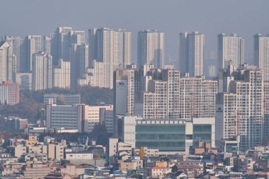 11 Kasım 2022 tarihinde Güney Kore 'nin Gyeonggi eyaletinin Suwon başkentinin şehir manzarası