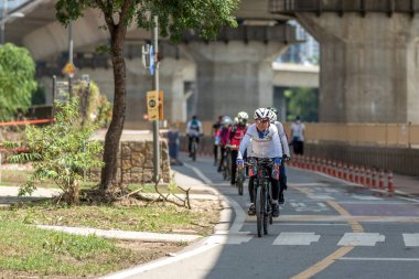 20 Ağustos 2022 'de Güney Kore' de Hangang Han nehir bisiklet yolunda bisikletçiler.