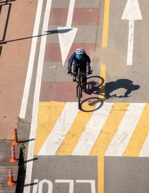 16 Ekim 2022 'de Güney Kore' de Hangang Han nehir bisiklet yolu üzerinde bisikletçi.