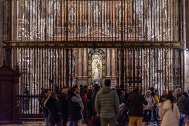 7 Aralık 2022 'de İspanya' nın en büyük Gotik kilisesi olan Sevilla, Endülüs 'teki Aziz Meryem Katedrali.