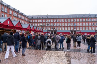4 Aralık 2022 'de Madrid' deki Plaza Mayor Meydanı 'nda Noel pazarı