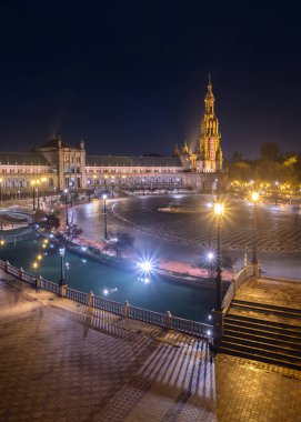 7 Aralık 2022 'de İspanya' nın Sevilla kentindeki Espana Meydanı 'nın gece manzarası