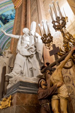 9 Aralık 2022 'de İspanya' nın Madrid kentinde bulunan Büyük San Francisco El Grande Katolik Kilisesi 'nin iç kesimi.