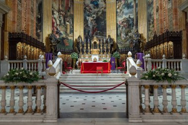 9 Aralık 2022 'de İspanya' nın Madrid kentinde bulunan Büyük San Francisco El Grande Katolik Kilisesi 'nin iç kesimi.