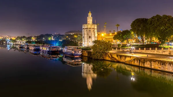 Altın Kule Torre del Oro 7 Aralık 2022 'de Sevilla, Endülüs, İspanya' da Guadalquivir nehri boyunca gece boyunca gözetleme kulesi