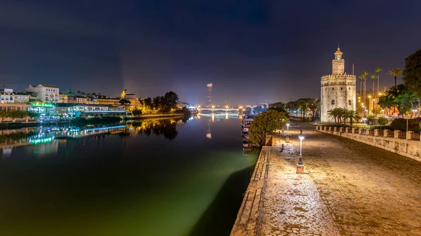 Altın Kule Torre del Oro 7 Aralık 2022 'de Sevilla, Endülüs, İspanya' da Guadalquivir nehri boyunca gece boyunca gözetleme kulesi