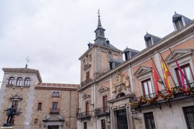 6 Aralık 2022 'de İspanya' nın Madrid şehrindeki Plaza de la Villa eski meydanı.