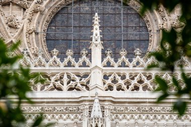 Seville, Endülüs, İspanya 'daki Sevilla Saint Mary Katedrali' nin ön yüzü, en büyük Gotik kilisesi.