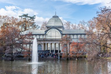 Madrid 'deki Buen Retiro Park' ta 11 Aralık 2022 'de Kristal Saray cam pavyonu