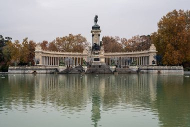 4 Aralık 2022 'de Madrid' deki Buen Retiro Park büyük halk parkı
