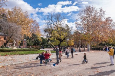 Buen Retiro Park 11 Aralık 2022 'de Madrid' de büyük bir halk parkı.