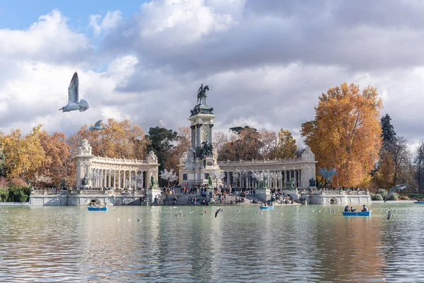 Buen Retiro Park 11 Aralık 2022 'de Madrid' de büyük bir halk parkı.